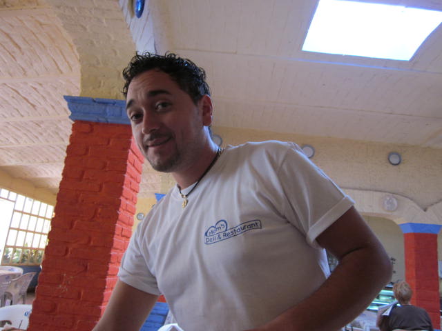 Octavio Romero, Waiter