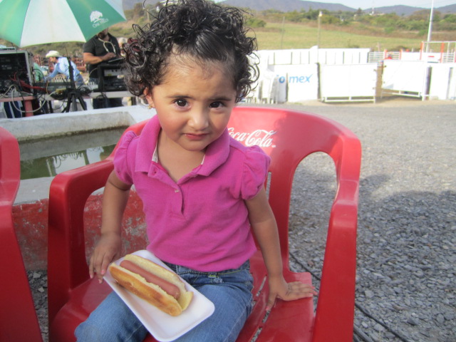 Girl in Ajijic with Hot Dog IMG_7866