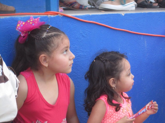 Girls Watching Globos