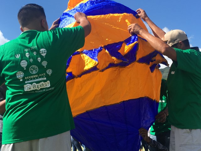 The Si Lupita team making a globo
