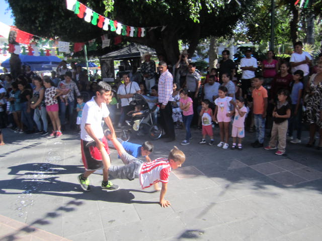 Wheelbarrow race